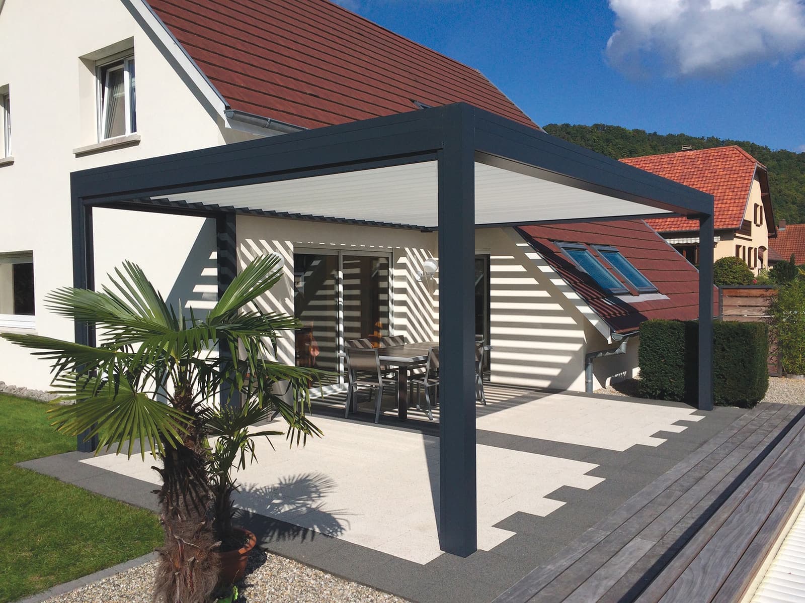 Pergola bioclimatique aluminium Schüco à lames orientables sur une terrasse