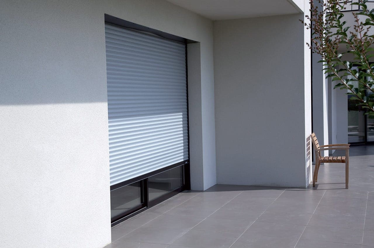 Volet roulant aluminium sur une grande baie vitrée de maison contemporaine