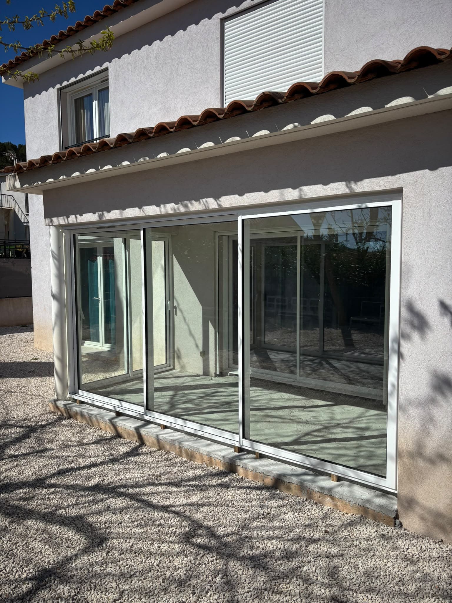 Extension vitrée avec baie coulissante aluminium blanc
