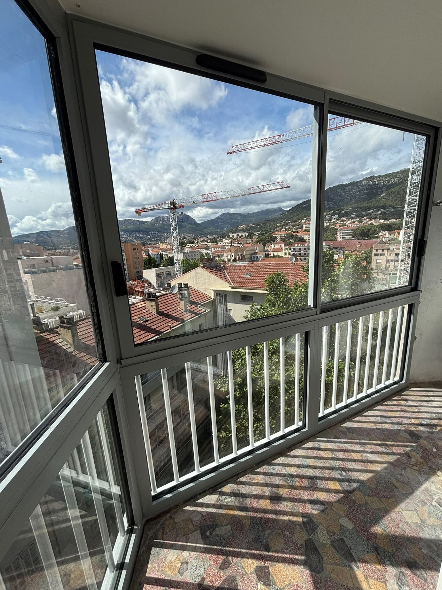 Fenêtre d'angle aluminium avec vue sur les collines