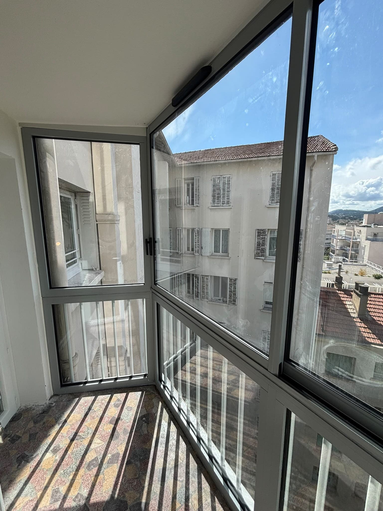 Fenêtre d'angle aluminium avec vue sur les toits