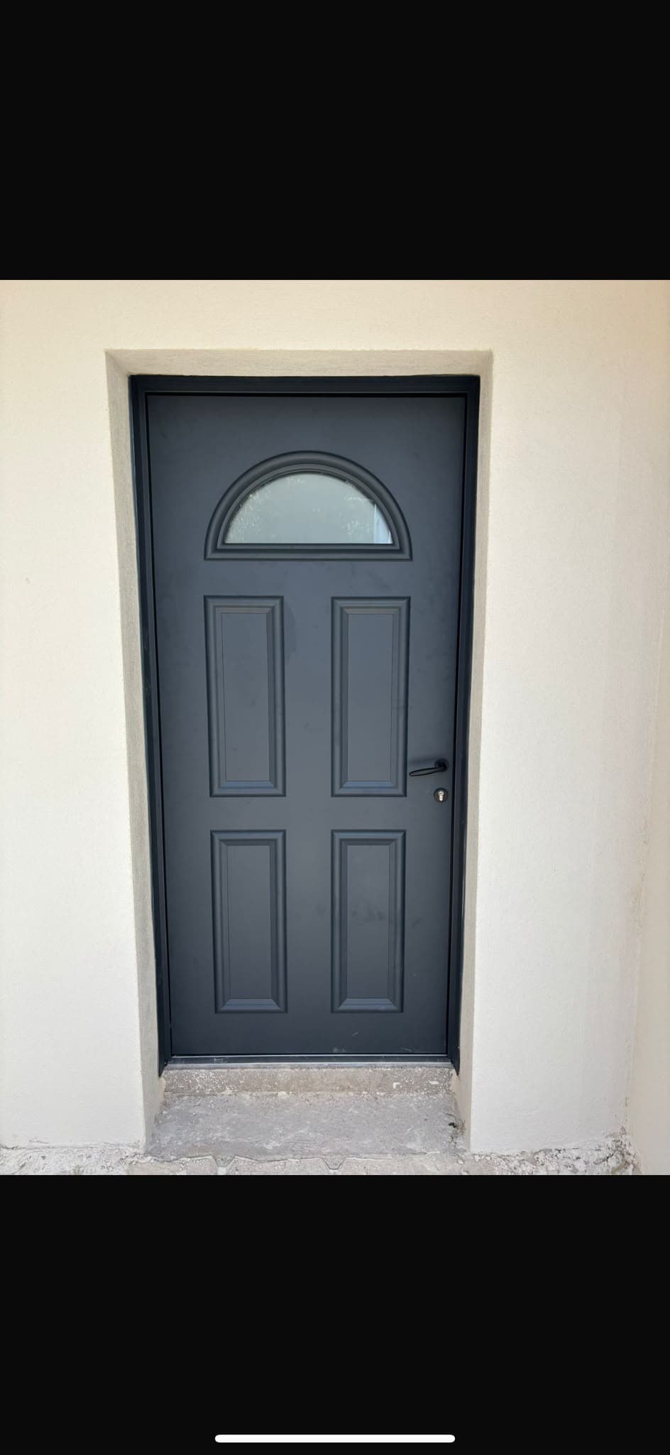 Porte d'entrée aluminium anthracite avec vitrage cintré posée par AS Menuiserie