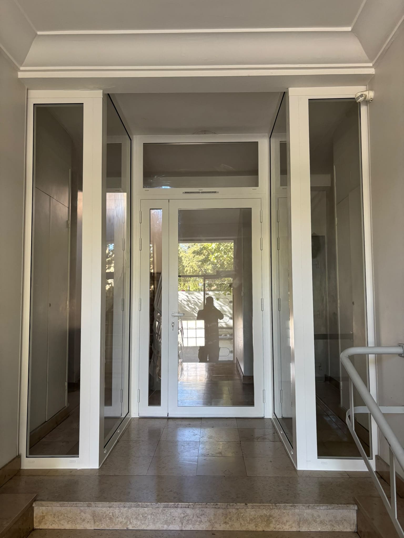Porte d'entrée aluminium blanche avec imposte posée par AS Menuiserie