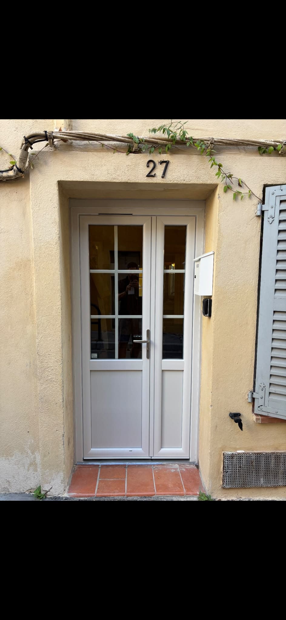 Porte d'entrée PVC blanche sur façade provençale posée par AS Menuiserie