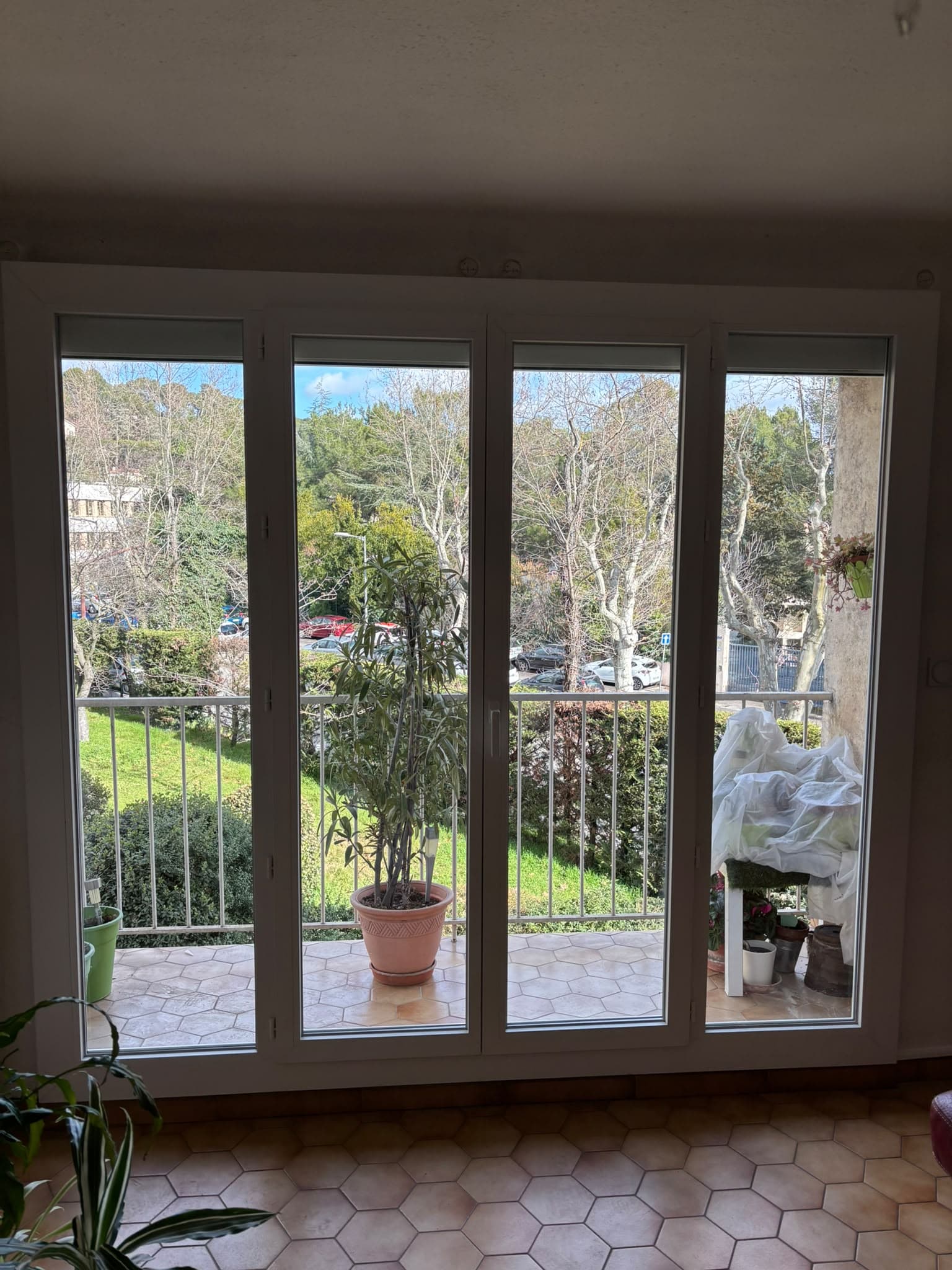 Porte-fenêtre PVC blanche avec imposte posée par AS Menuiserie