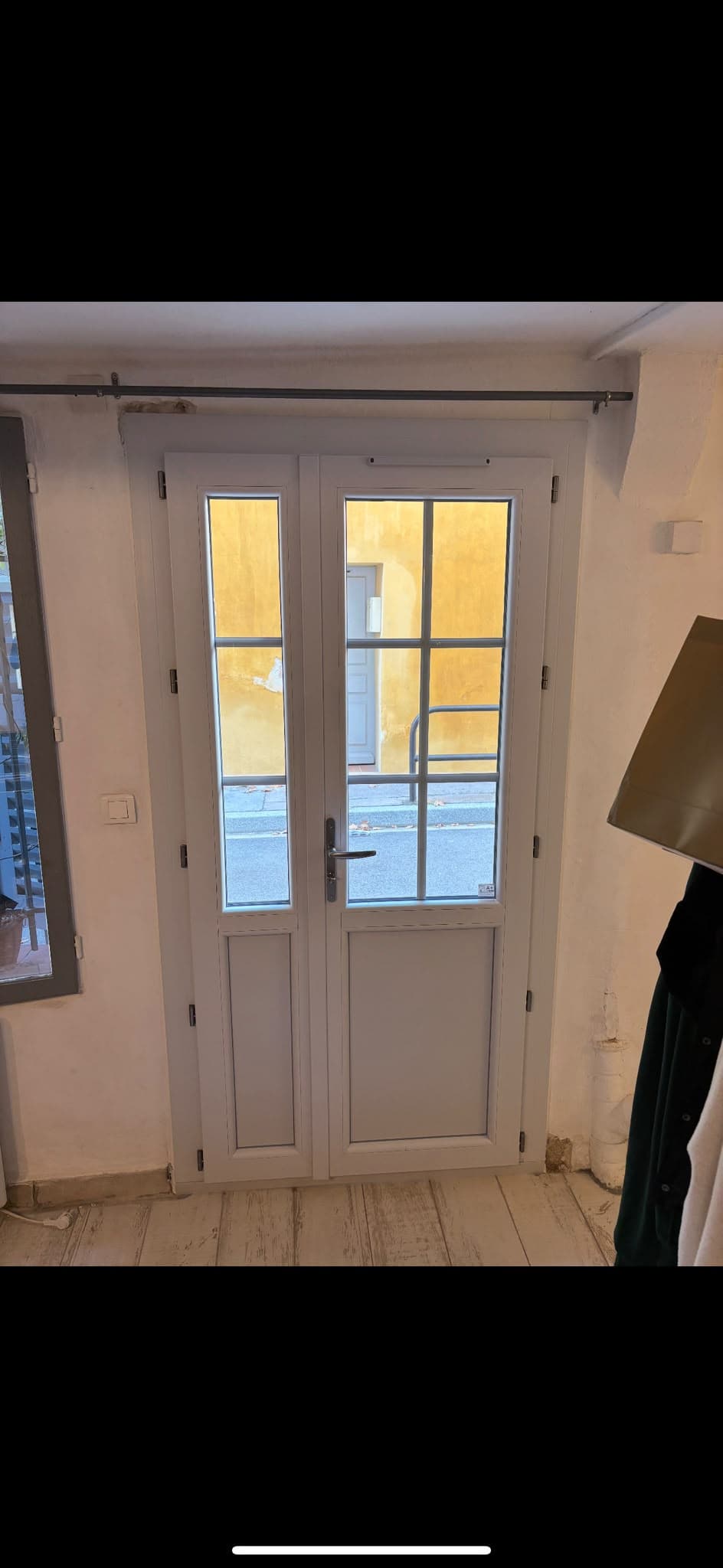 Porte-fenêtre PVC à petits carreaux posée par AS Menuiserie