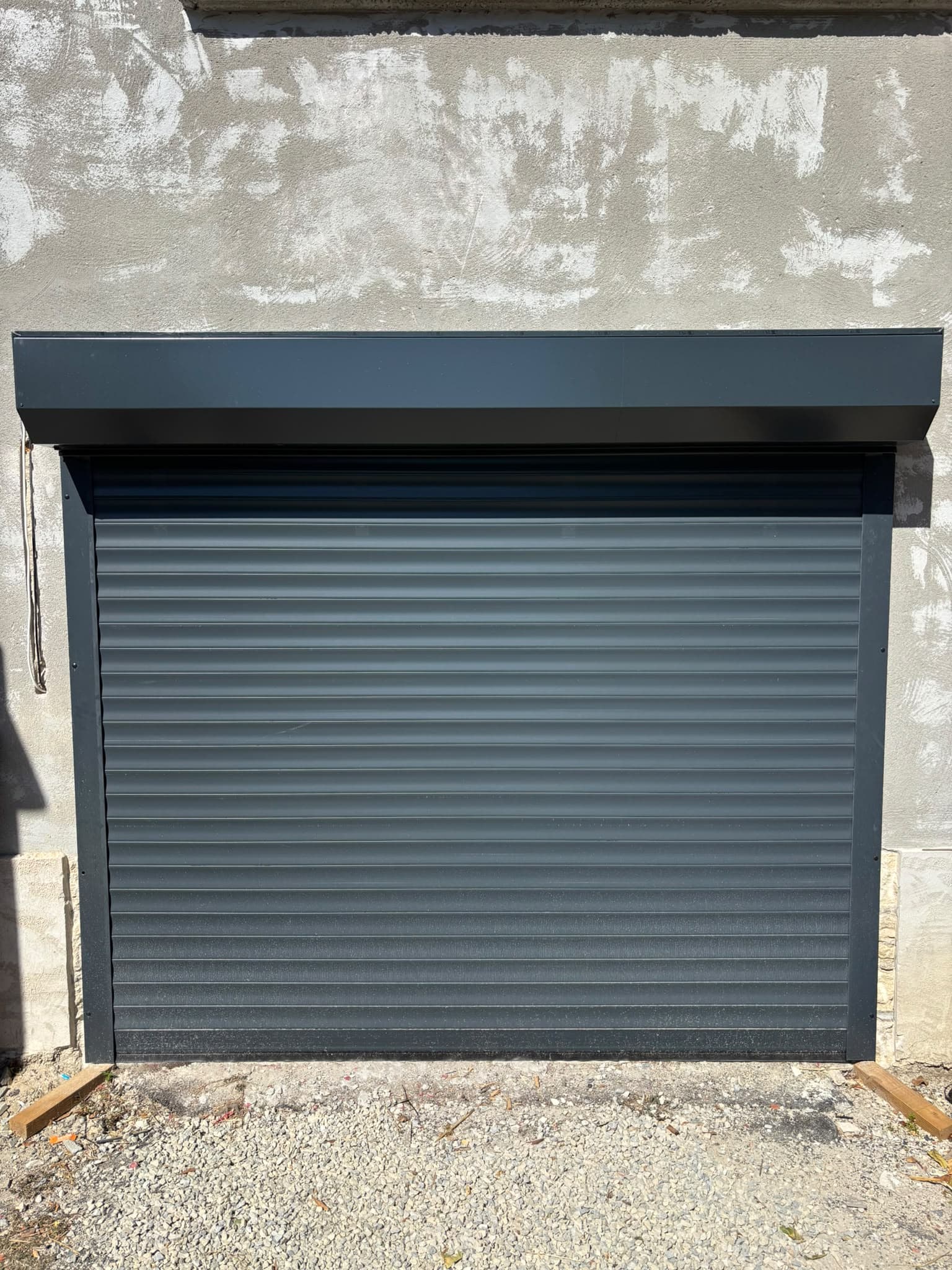Porte de garage enroulable anthracite posée par AS Menuiserie
