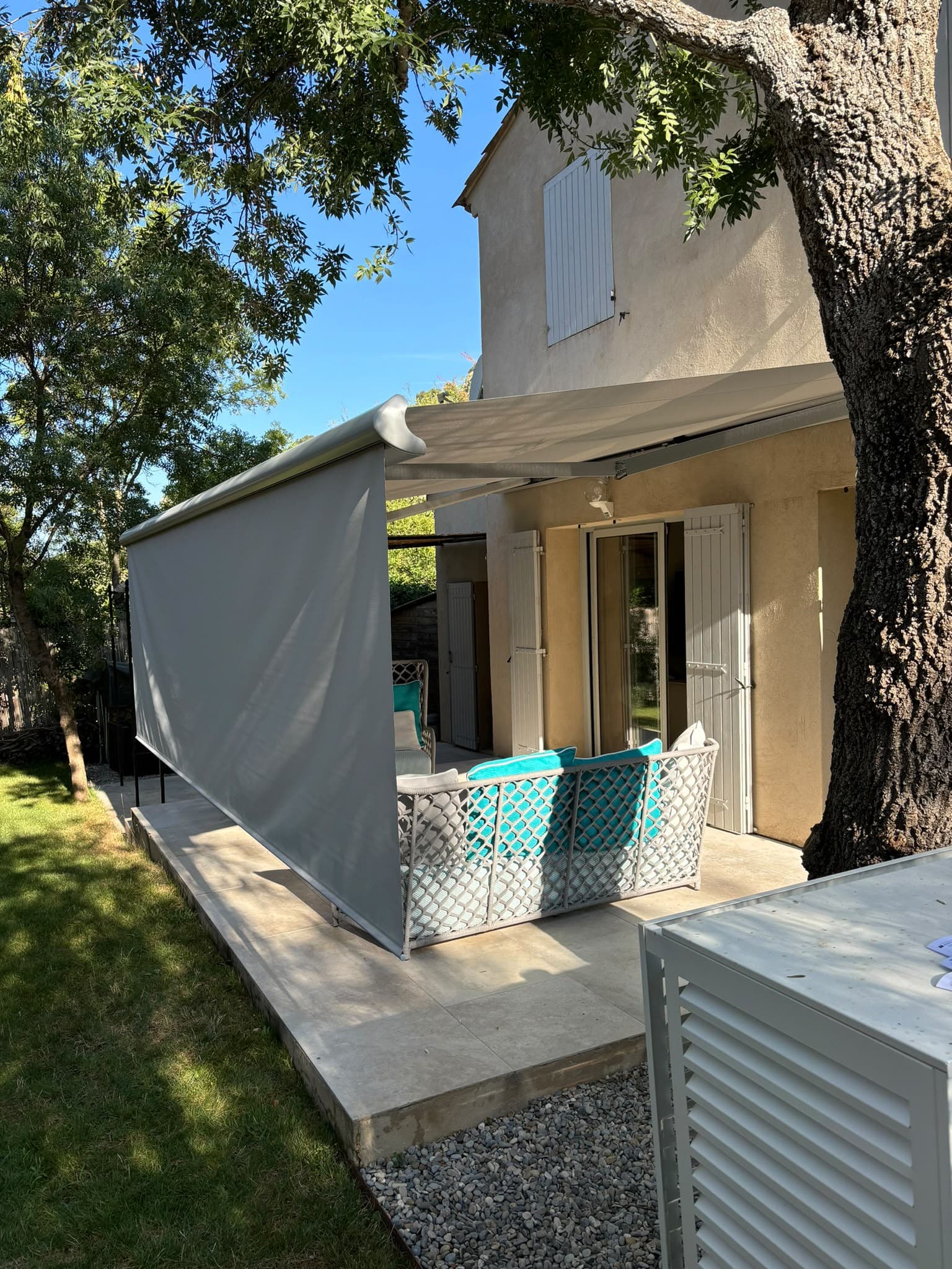 Store banne gris posé par AS Menuiserie sur une terrasse