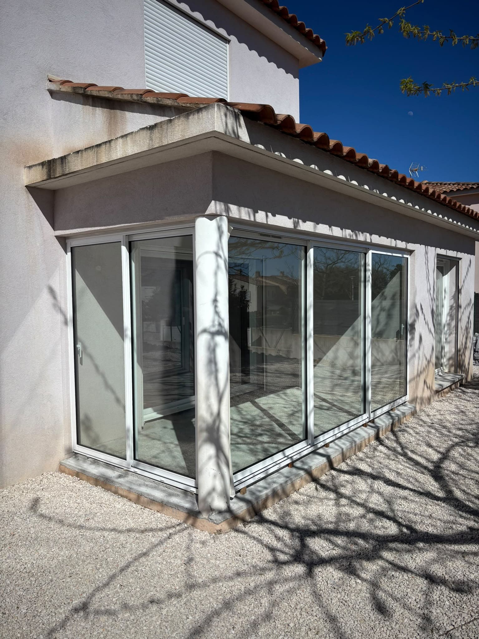 Baie vitrée coulissante aluminium posée par AS Menuiserie
