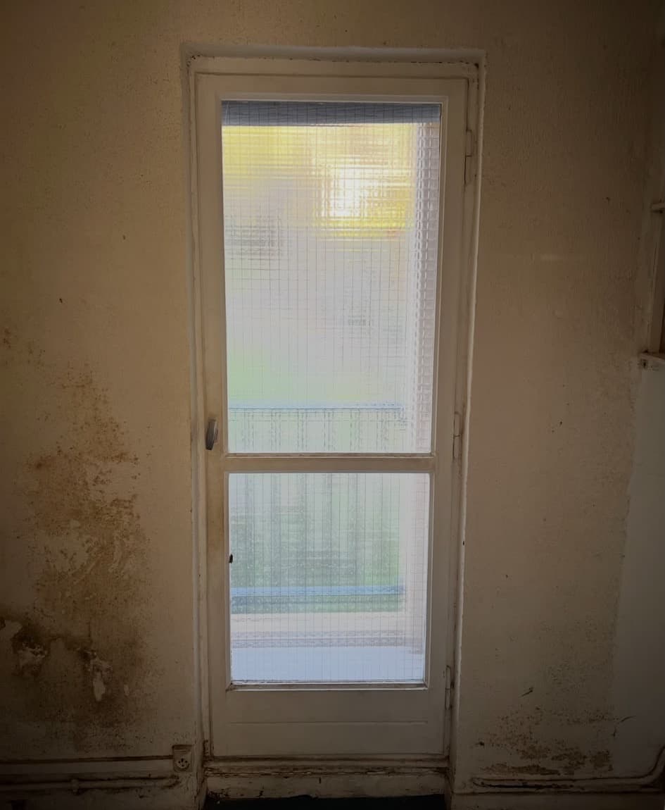 Ancienne porte-fenêtre en bois avant rénovation